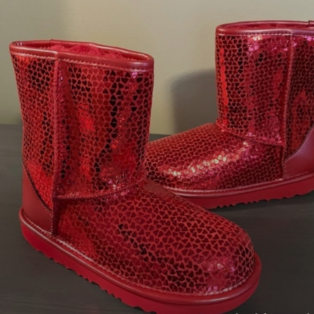 UGG Classic II Gel Hearts